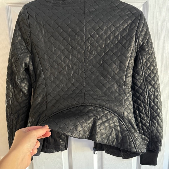 BCBG Maxazria Black Quilted Faux Leather Bomber JKT Coat Ruffle Peplum XS NWOT - Picture 10 of 14